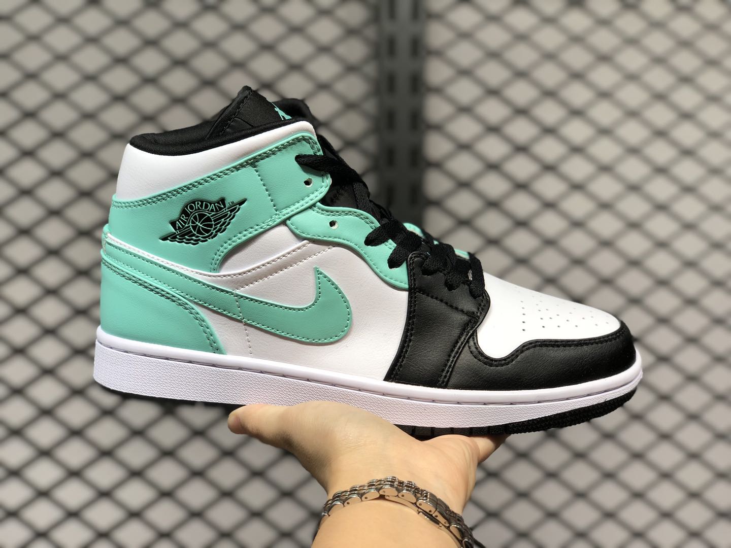 アウトレット用品 NIKE ナイキ AIR JORDAN1 MID TROPICAL TWIST エア